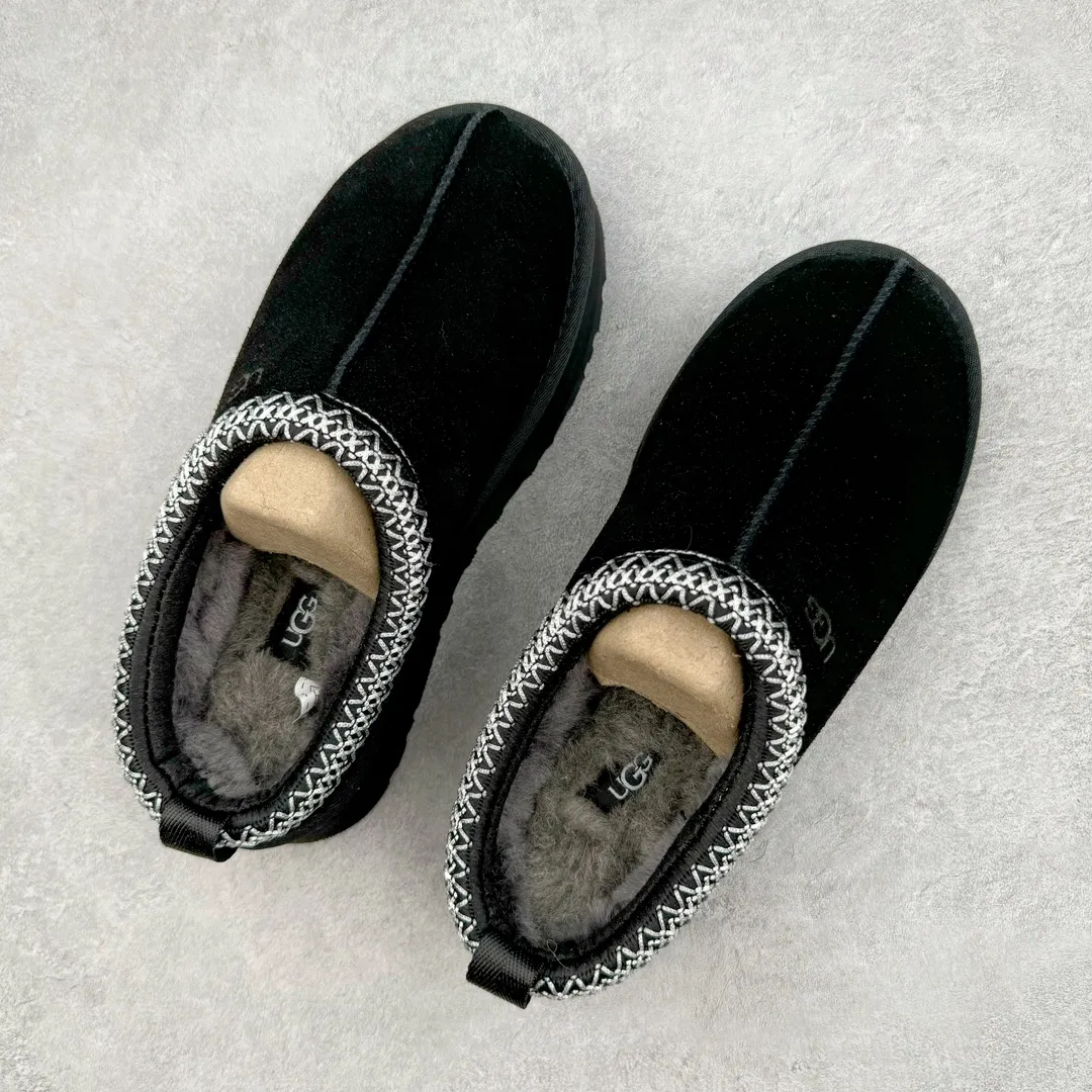 Pick up locally💰520 UGG ethnic style 2553 classic autumn and winter sheep fur all-in-one snow boots. All shoes are made from the same factory as ZP. Longfeng A-grade Australian imported sheep fur all-in-one ethnic style. Brand OEM production line. Fully follow the ZP process. OEM original pattern maker. Adhering to the principle of no original shoes and no development selection. Pay attention to every detail. The most authentic version on the market. TREADLITE "Light Wing" technology outsole. Lightweight/durable/flexible/pile size: 35 36 37 38 39 40 41 42 Coding: by2936060